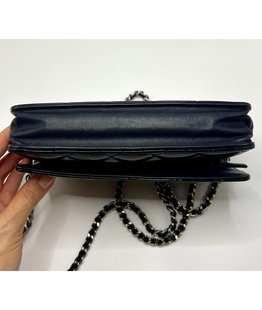 CHANEL Черная сумка через плечо из лакированной кожи, фото 6