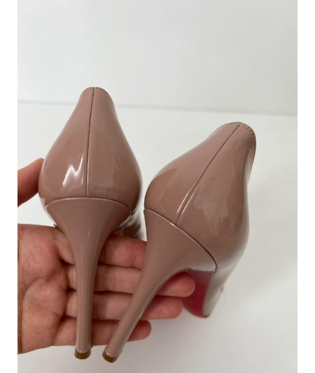 CHRISTIAN LOUBOUTIN Бежевые туфли из лакированной кожи, фото 4