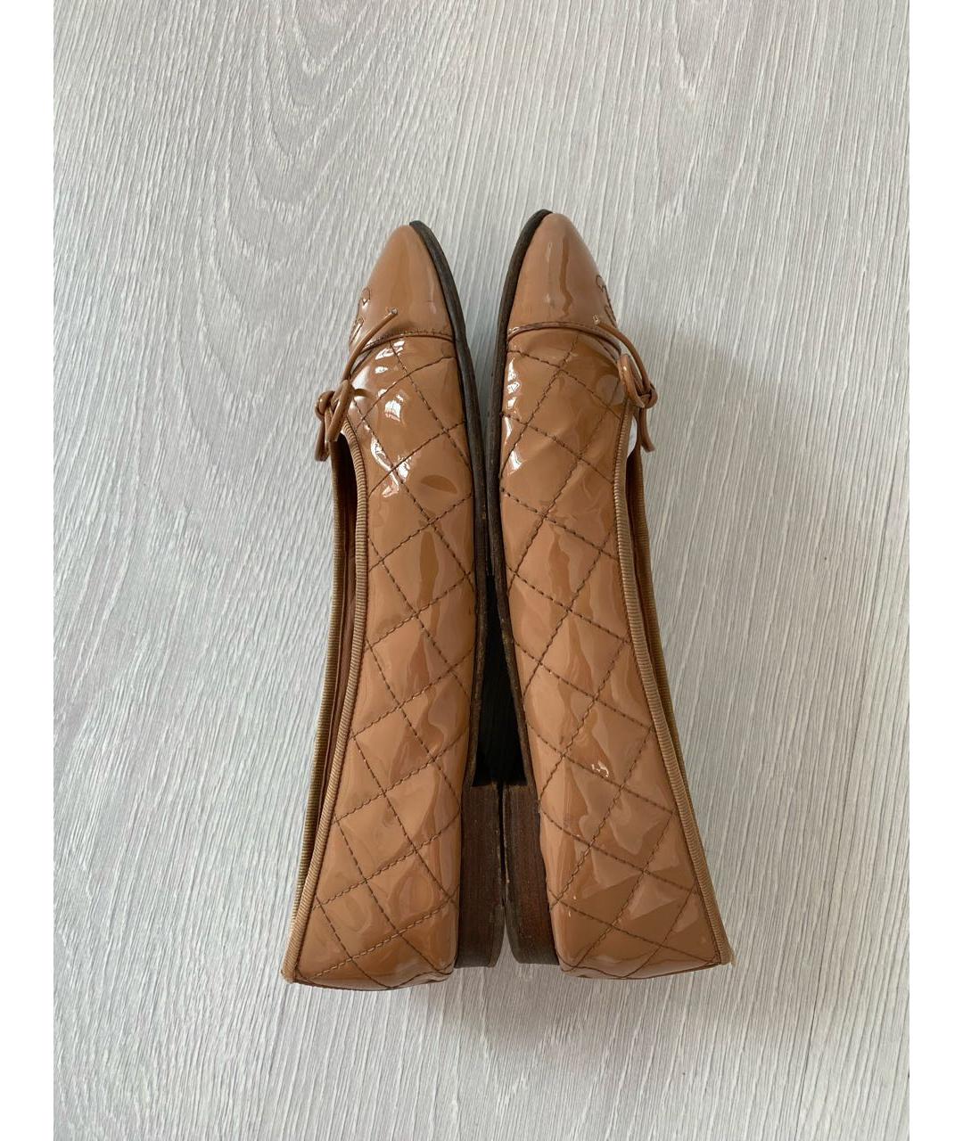 CHANEL Бежевые балетки из лакированной кожи, фото 8