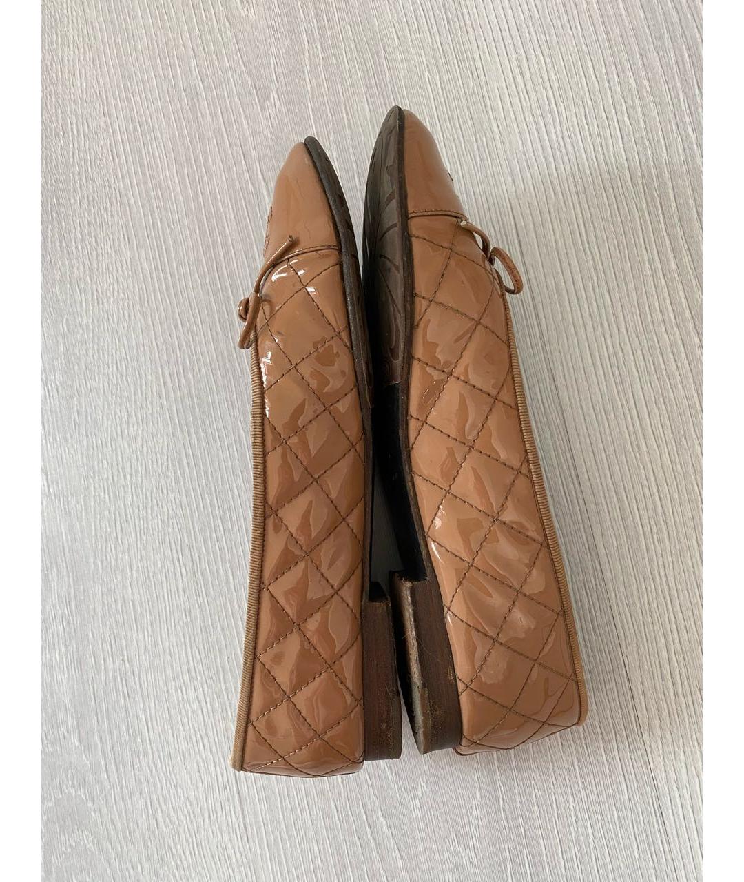 CHANEL Бежевые балетки из лакированной кожи, фото 4