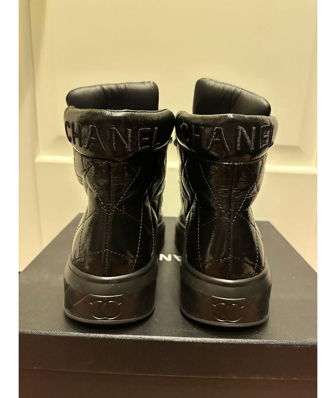 CHANEL Черные ботинки из лакированной кожи, фото 3