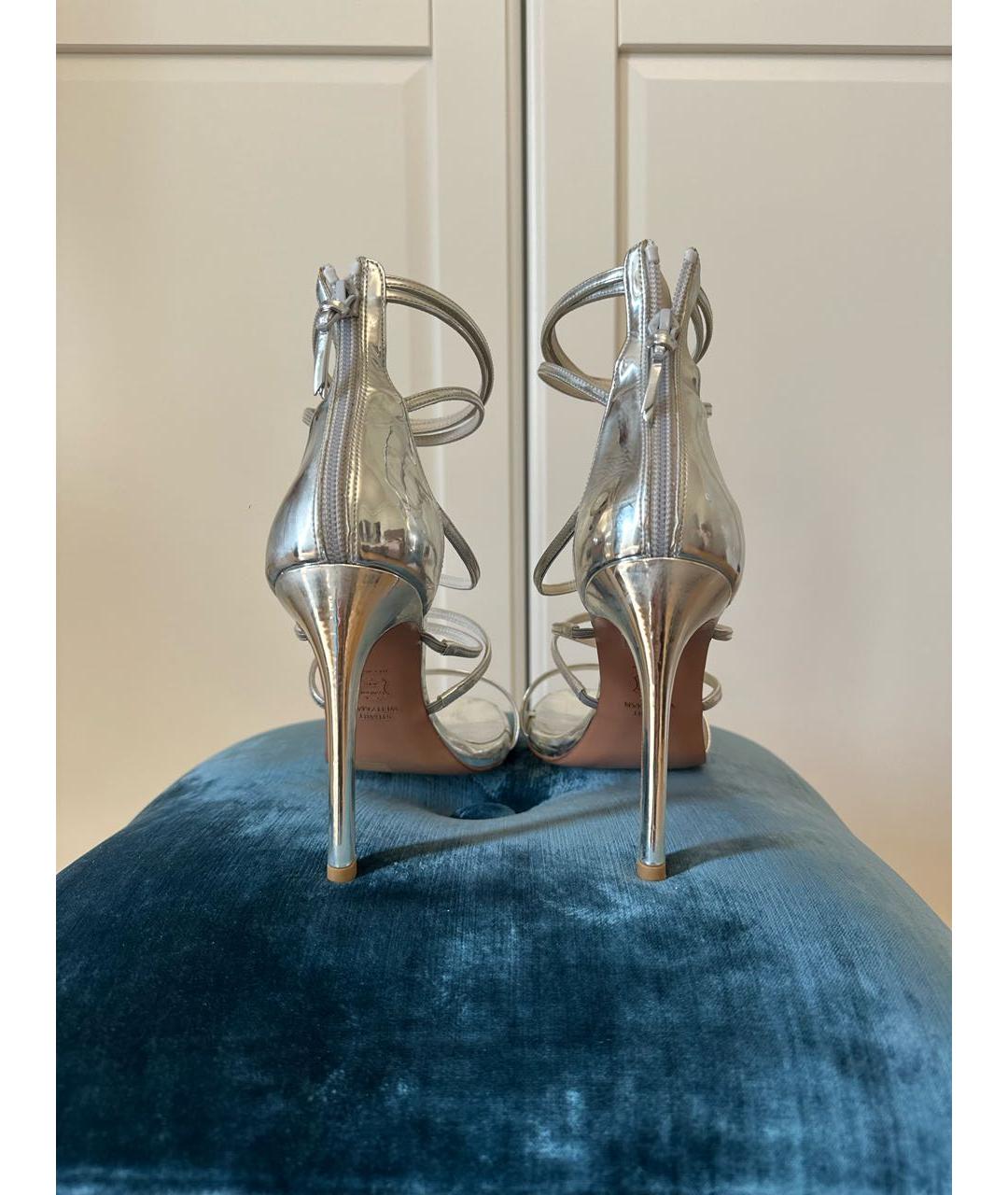 STUART WEITZMAN Серебряные кожаные босоножки, фото 3