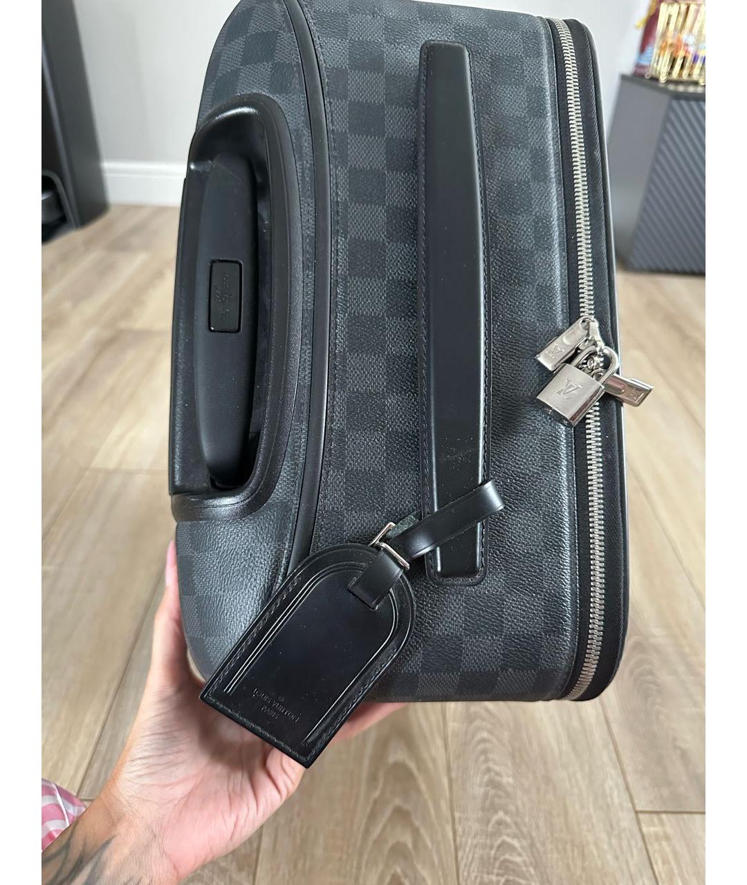 LOUIS VUITTON Антрацитовый чемодан, фото 5