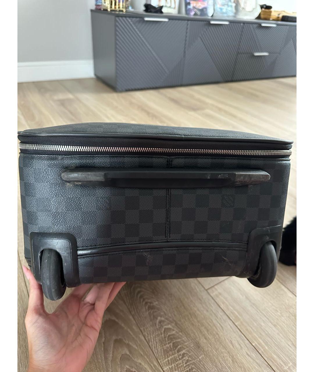LOUIS VUITTON Антрацитовый чемодан, фото 3