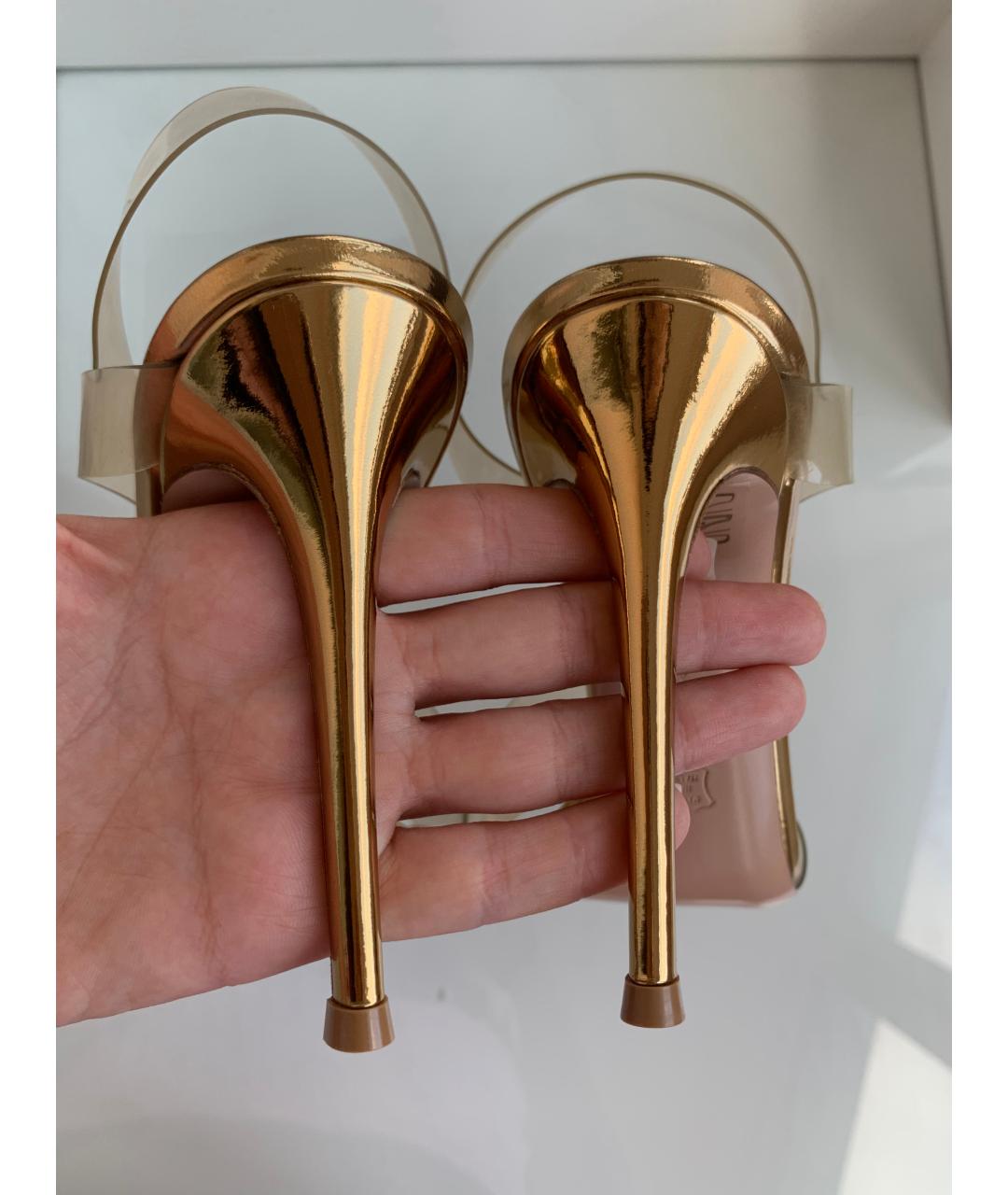 GIANVITO ROSSI Золотые кожаные босоножки, фото 4
