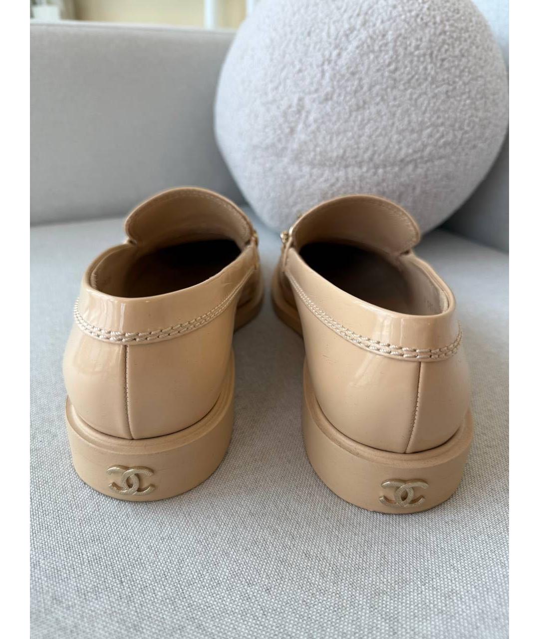 CHANEL Бежевые лоферы из лакированной кожи, фото 3