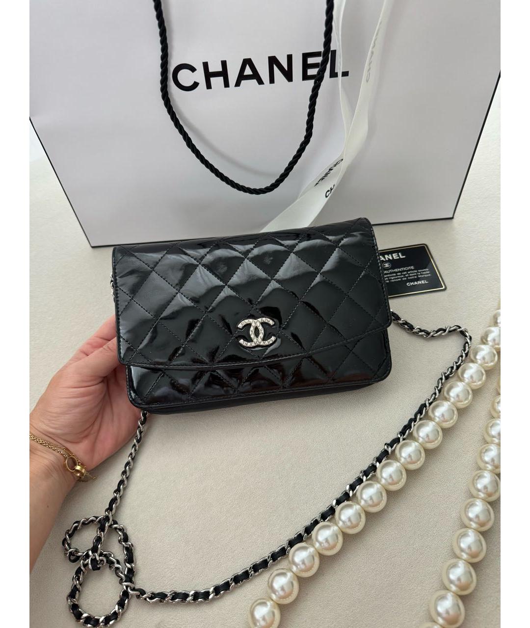 CHANEL Черная сумка через плечо из лакированной кожи, фото 3