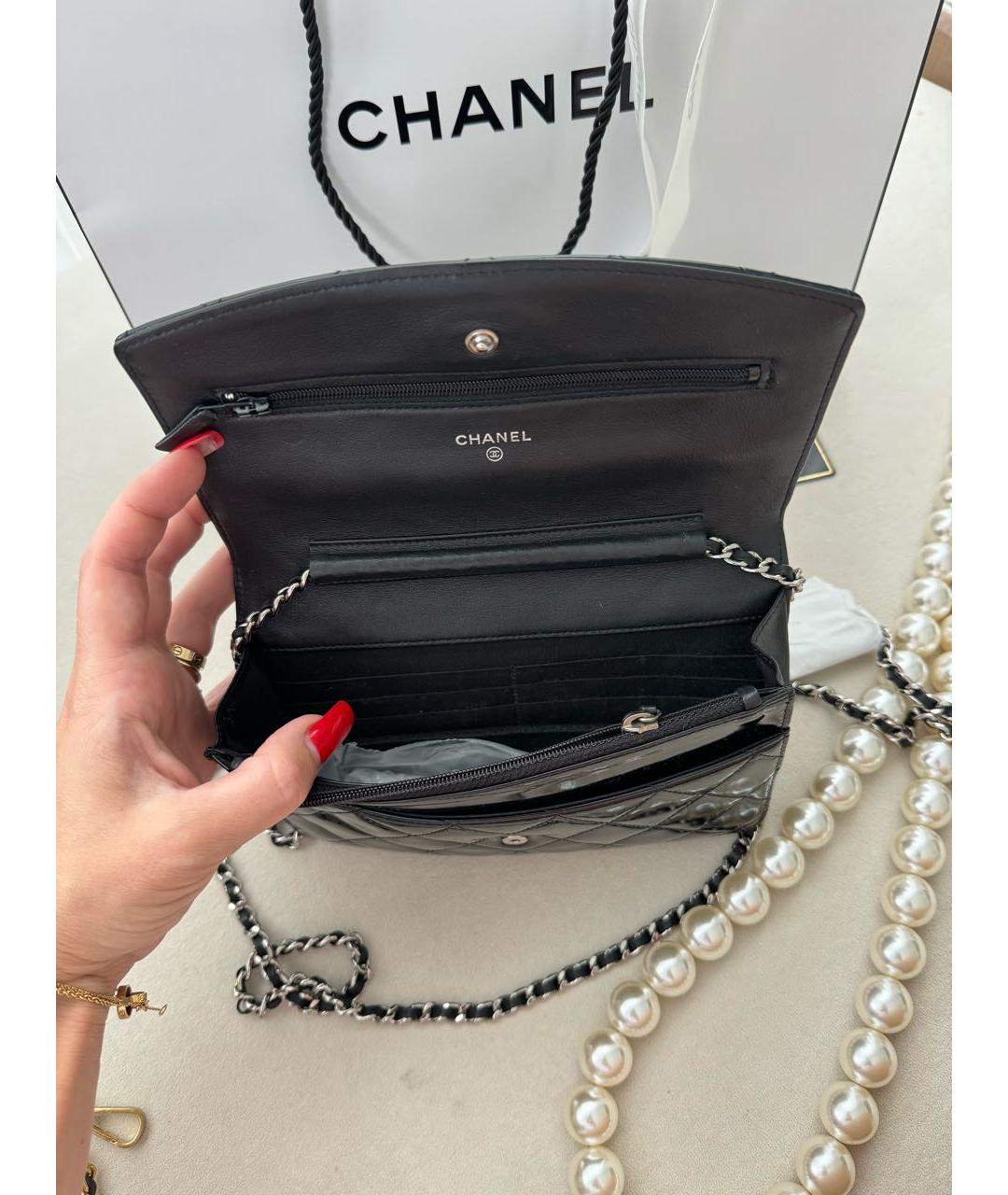 CHANEL Черная сумка через плечо из лакированной кожи, фото 7