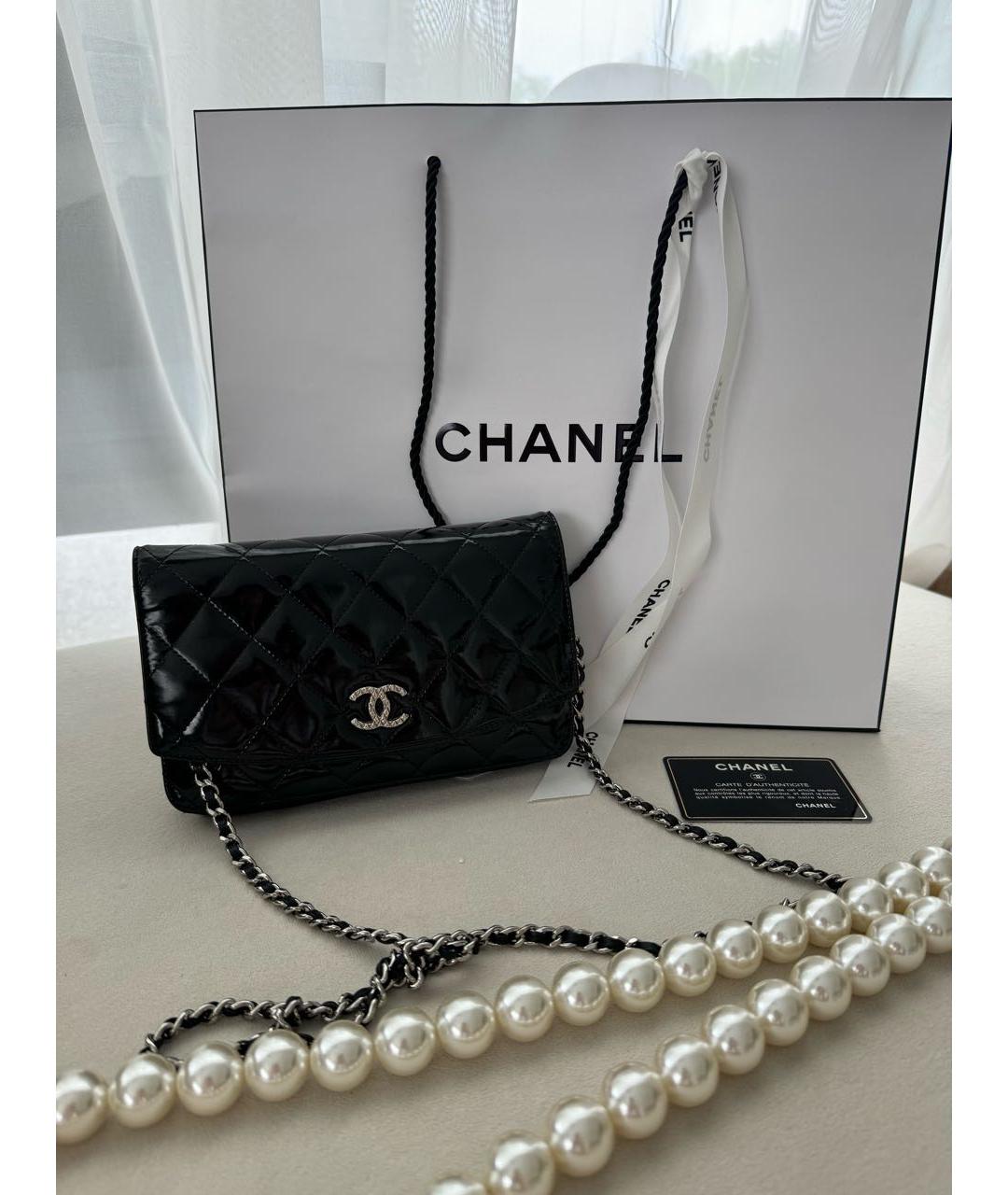 CHANEL Черная сумка через плечо из лакированной кожи, фото 2