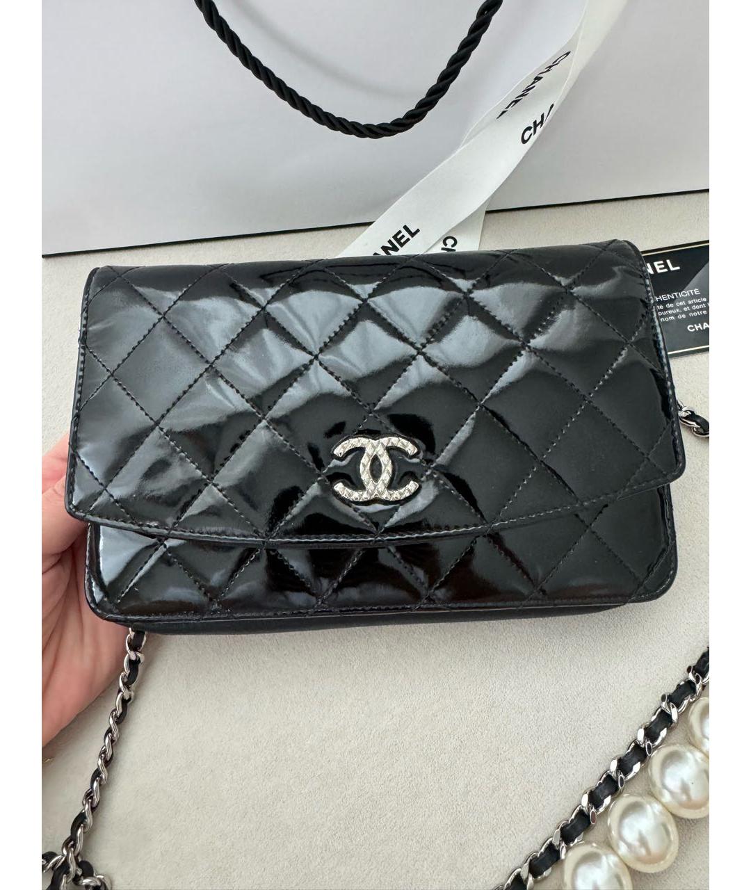 CHANEL Черная сумка через плечо из лакированной кожи, фото 4