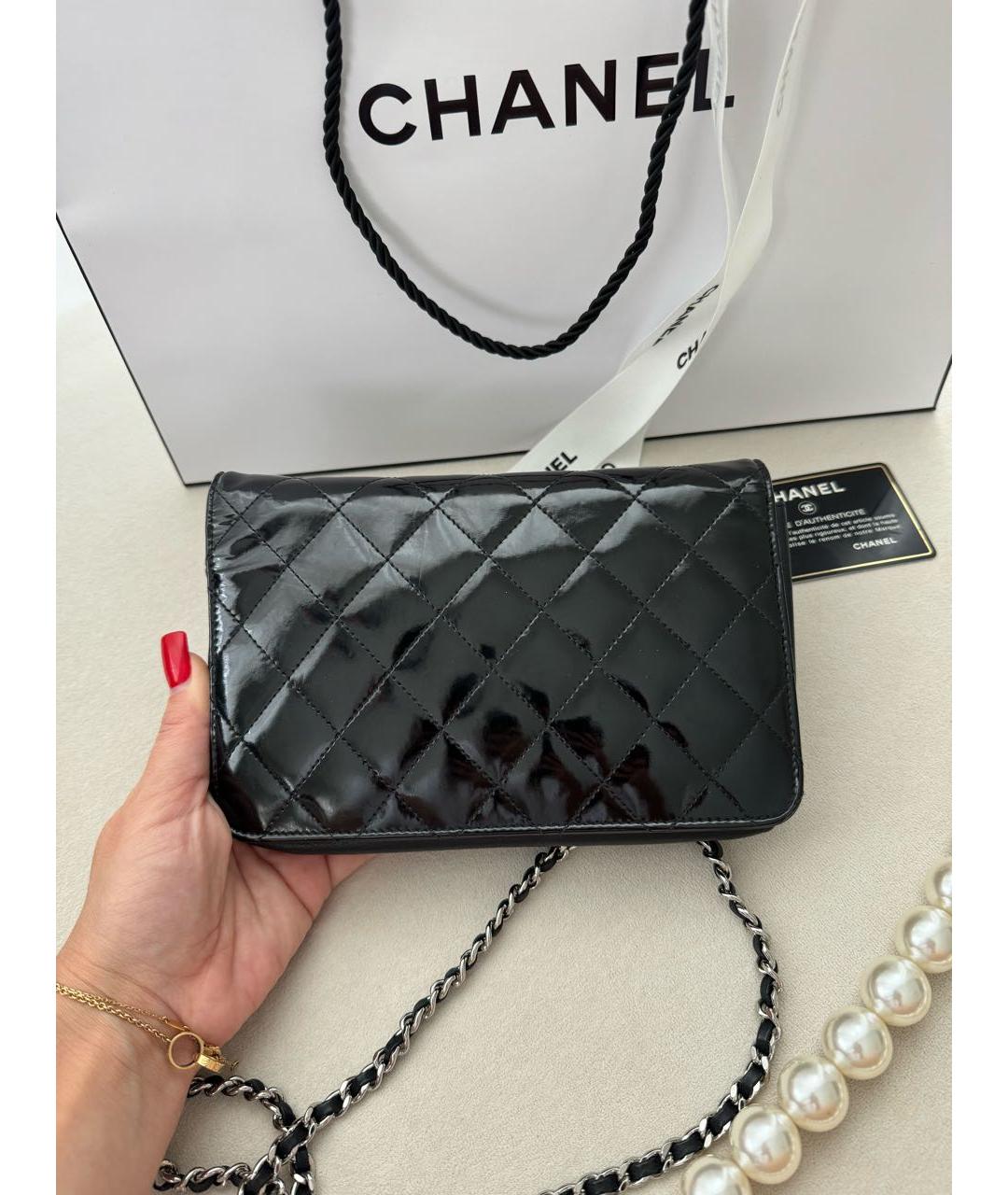 CHANEL Черная сумка через плечо из лакированной кожи, фото 5