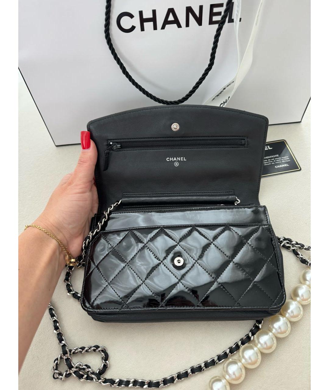 CHANEL Черная сумка через плечо из лакированной кожи, фото 6