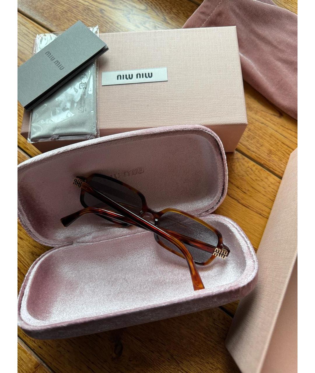 MIU MIU Коричневые пластиковые солнцезащитные очки, фото 4
