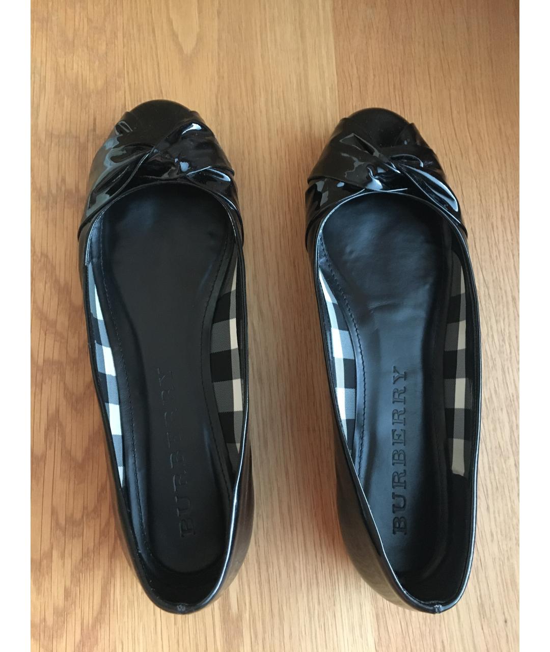 BURBERRY Черные балетки из лакированной кожи, фото 3