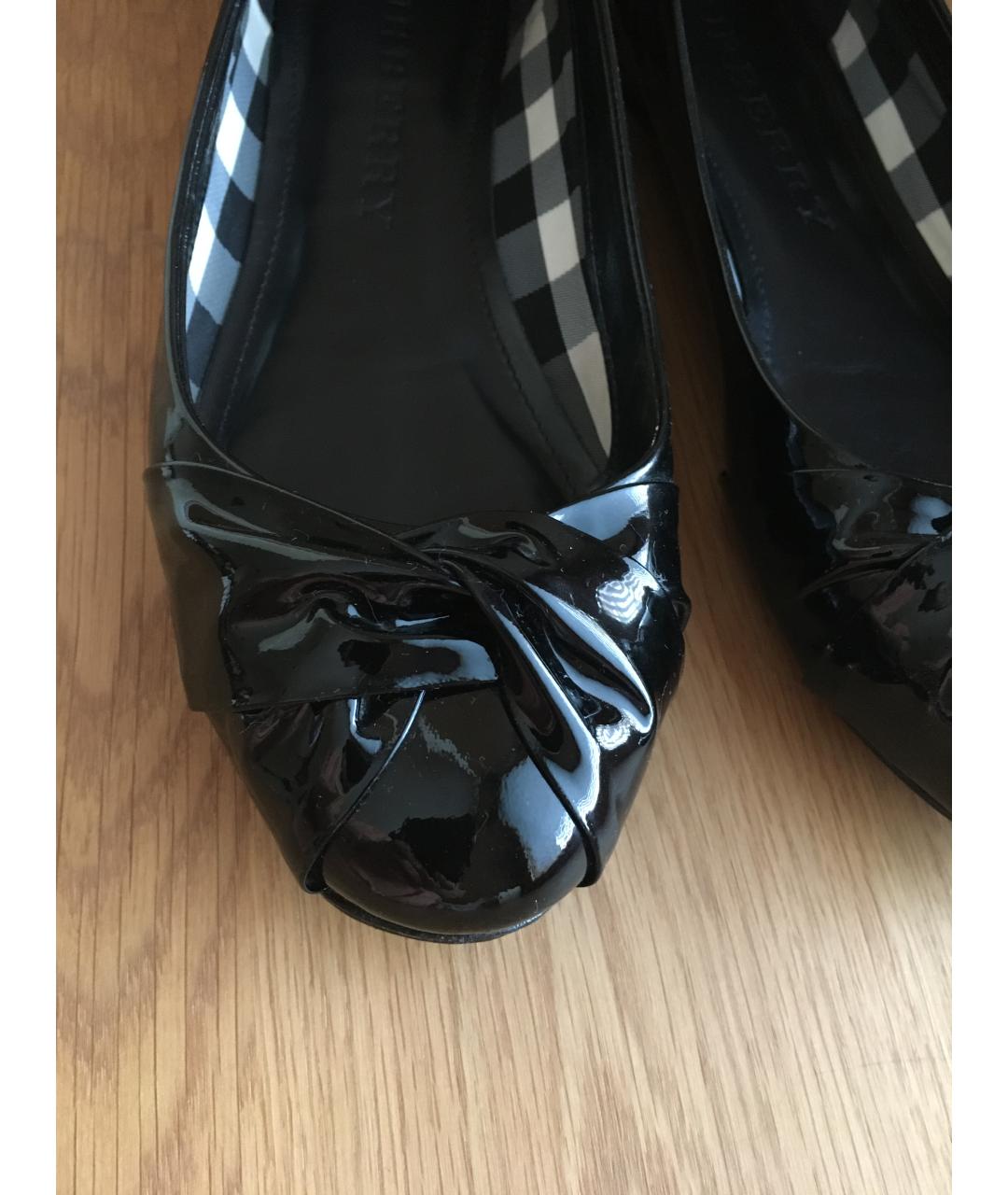 BURBERRY Черные балетки из лакированной кожи, фото 6