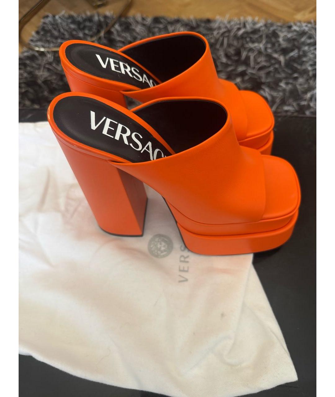 VERSACE Оранжевое кожаные сабо, фото 3