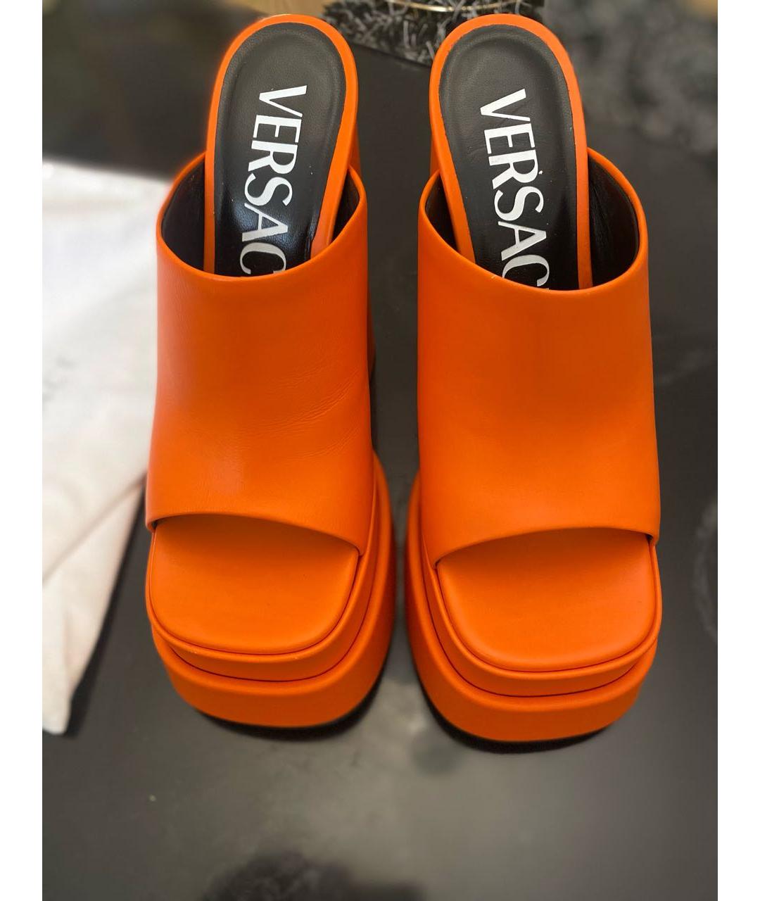 VERSACE Оранжевое кожаные сабо, фото 2