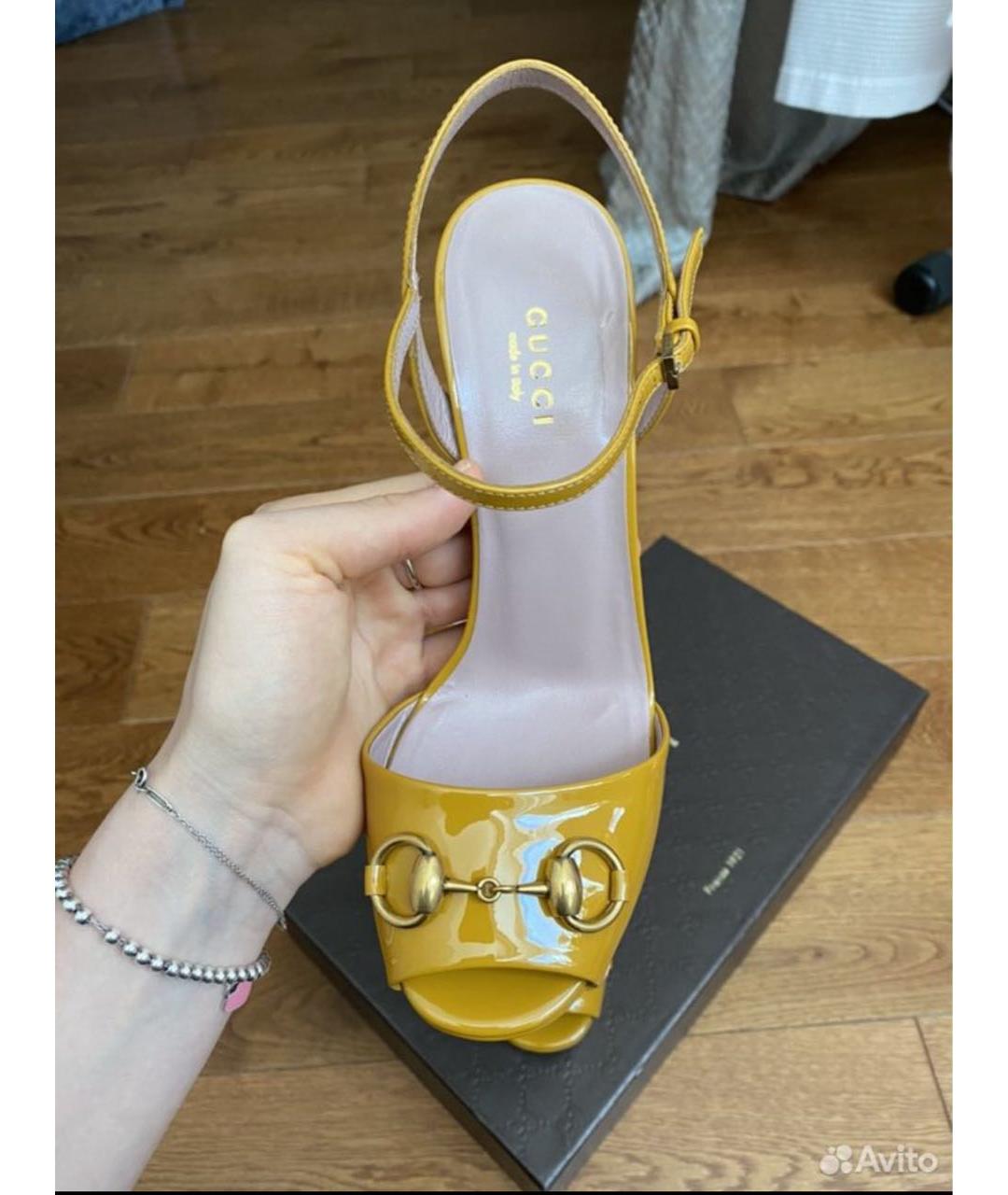 GUCCI Горчичные босоножки из лакированной кожи, фото 2