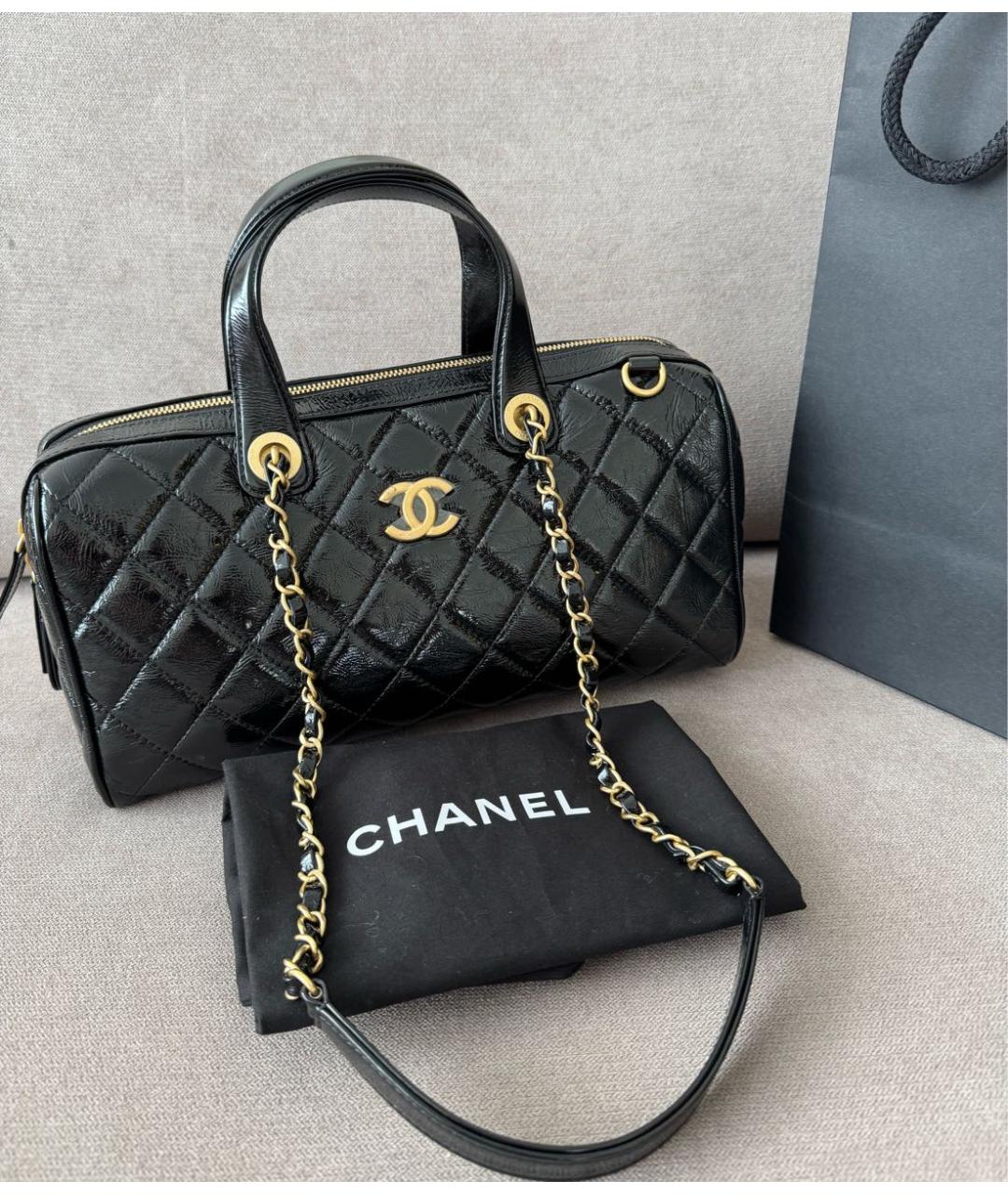 CHANEL Черная сумка с короткими ручками из лакированной кожи, фото 2