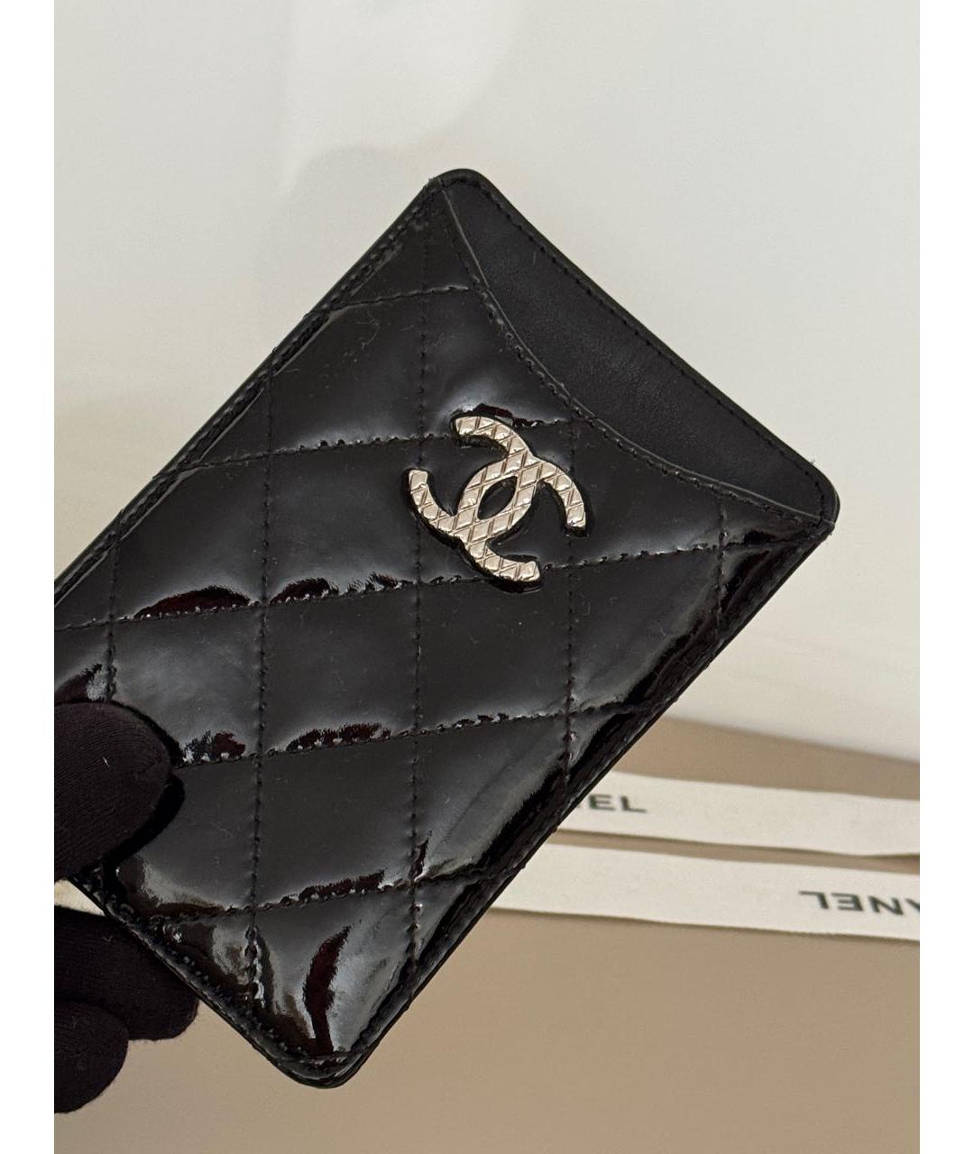 CHANEL Черный кардхолдер из лакированной кожи, фото 2