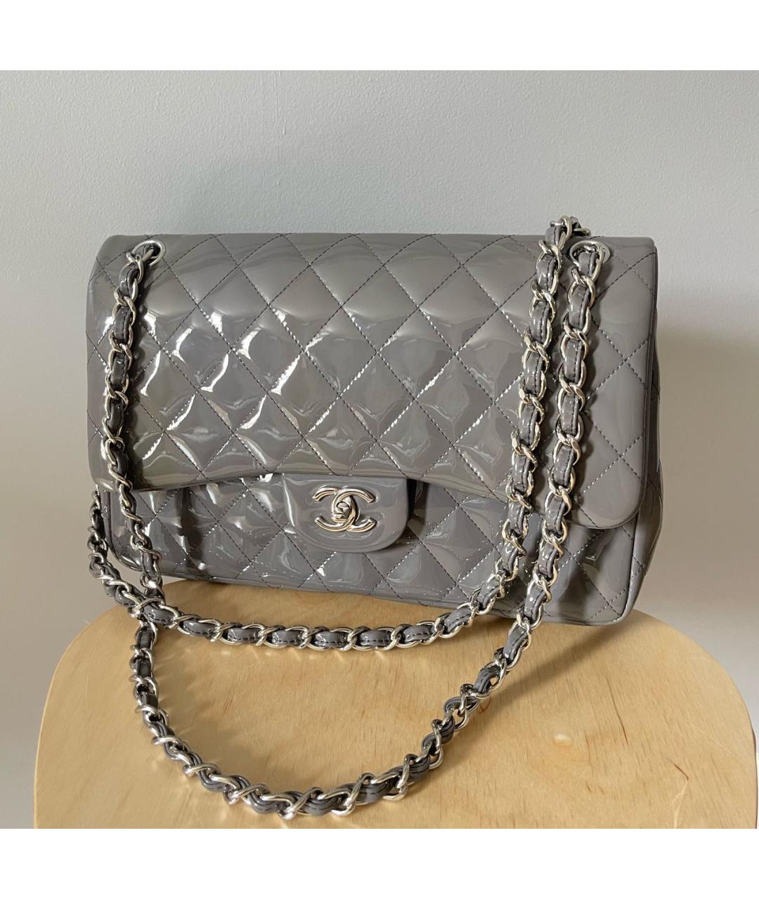 CHANEL Серая сумка через плечо из лакированной кожи, фото 5