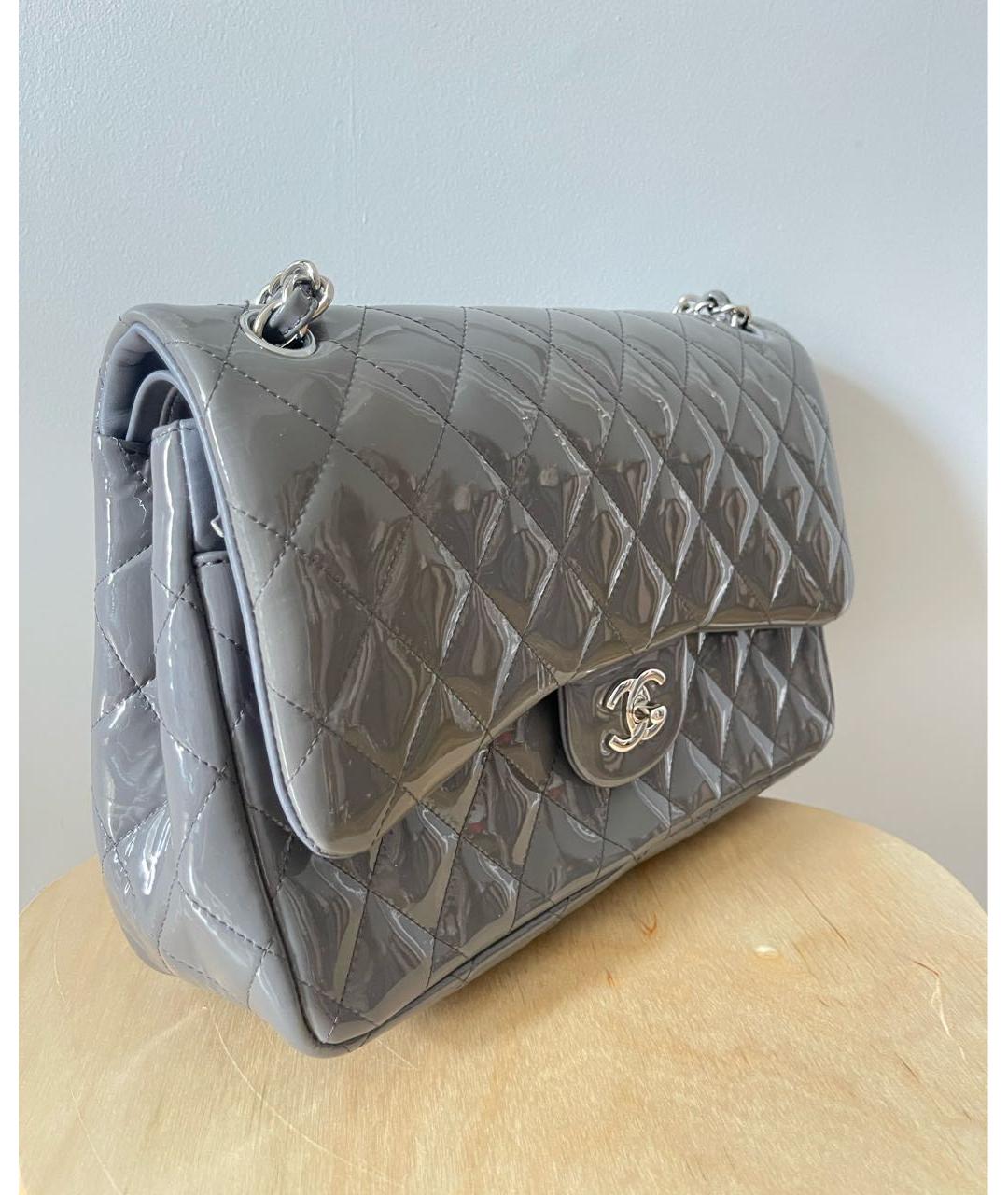CHANEL Серая сумка через плечо из лакированной кожи, фото 2