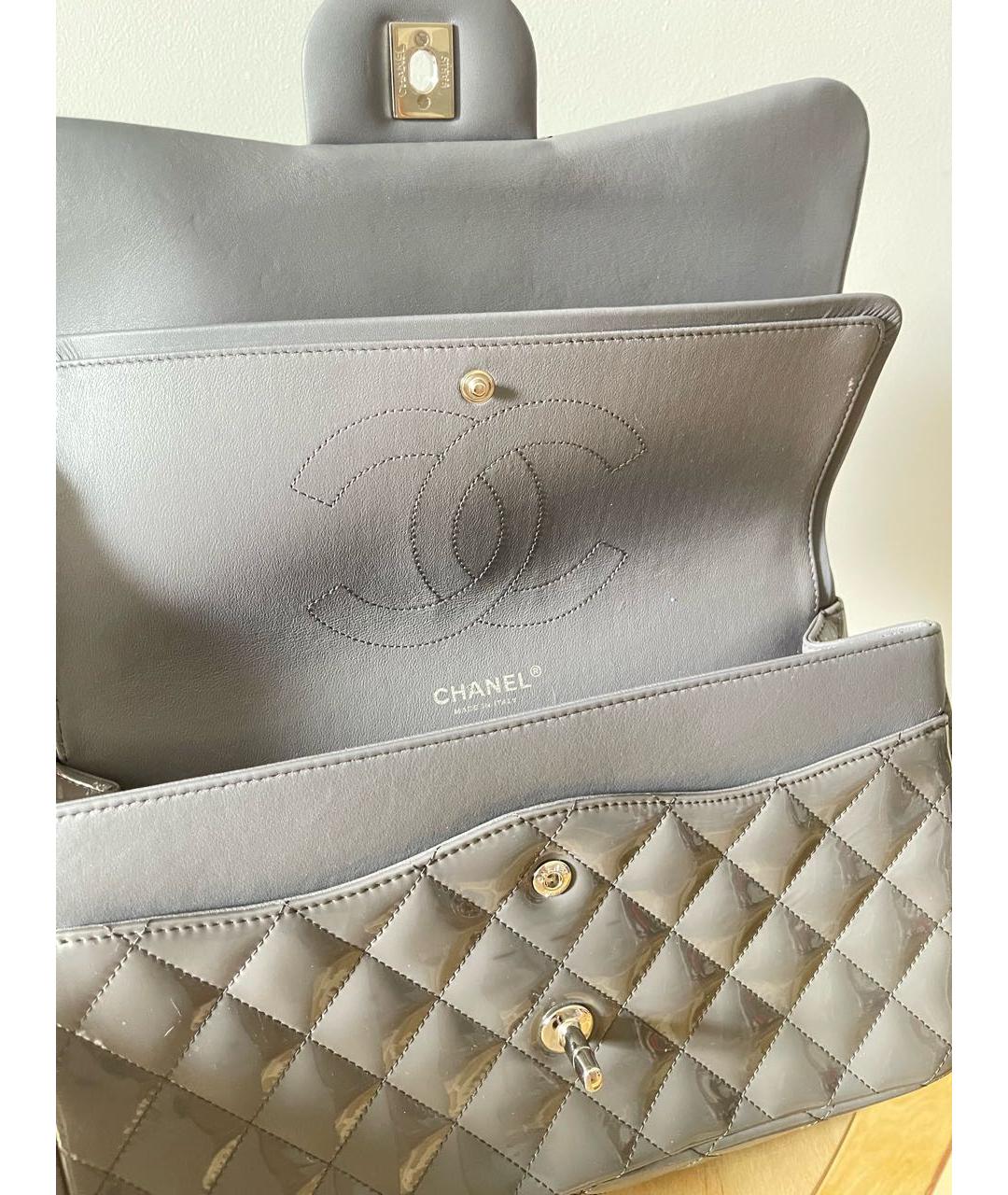 CHANEL Серая сумка через плечо из лакированной кожи, фото 4