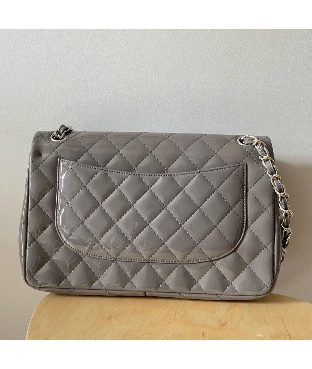 CHANEL Серая сумка через плечо из лакированной кожи, фото 3