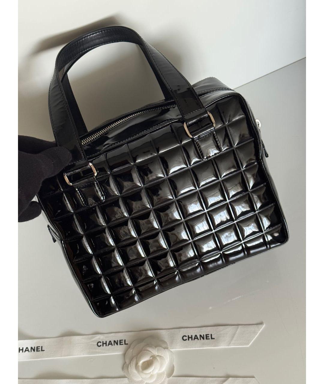 CHANEL Черная сумка тоут из лакированной кожи, фото 5