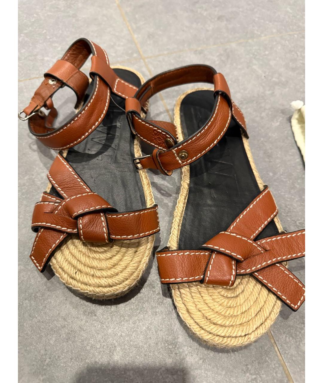 LOEWE Коричневые кожаные босоножки, фото 2