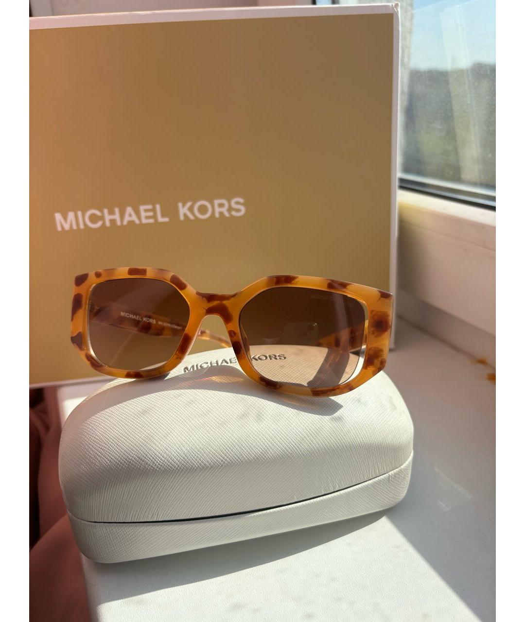 MICHAEL KORS Коричневые пластиковые солнцезащитные очки, фото 4