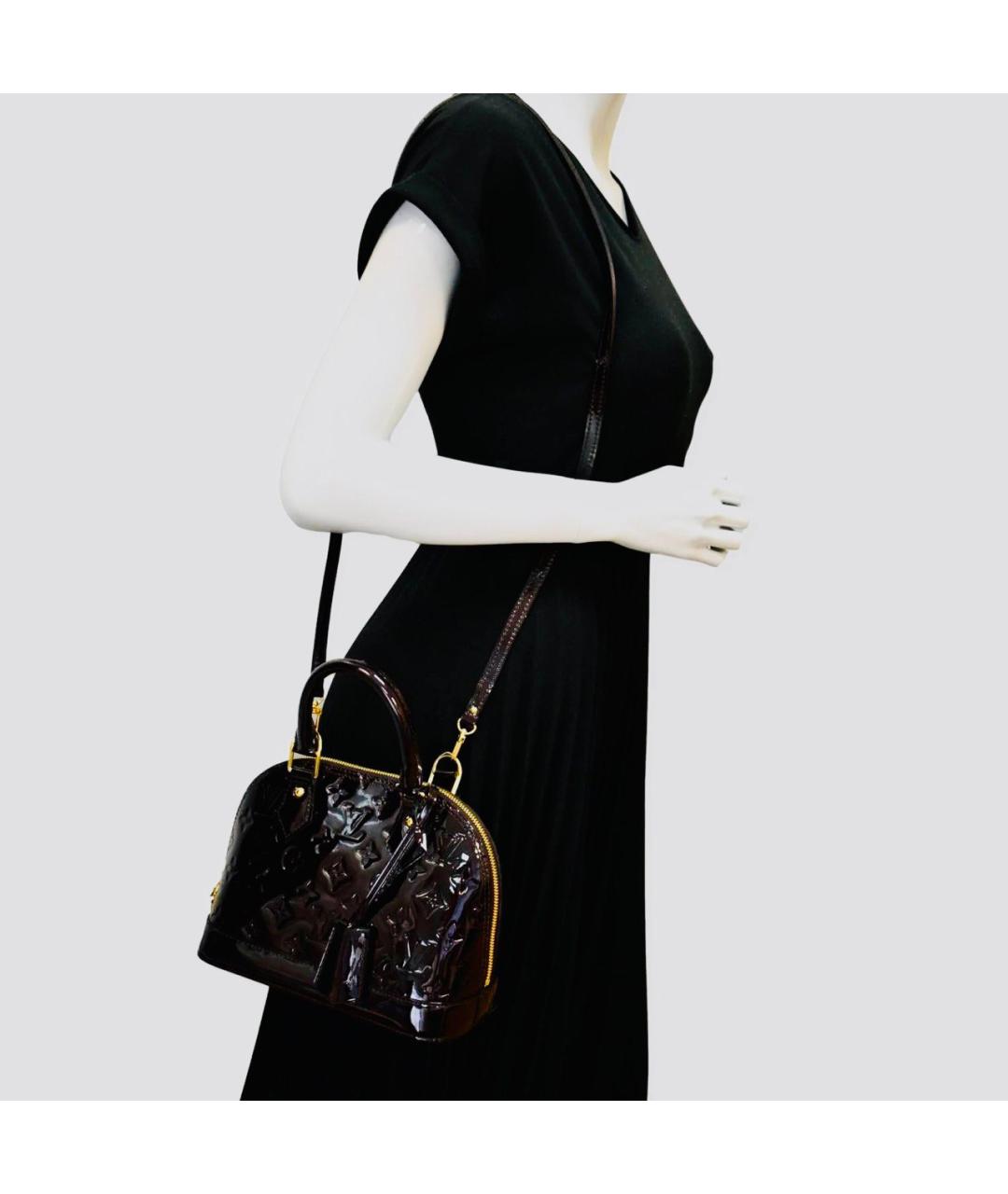 LOUIS VUITTON Бордовая сумка через плечо из лакированной кожи, фото 8