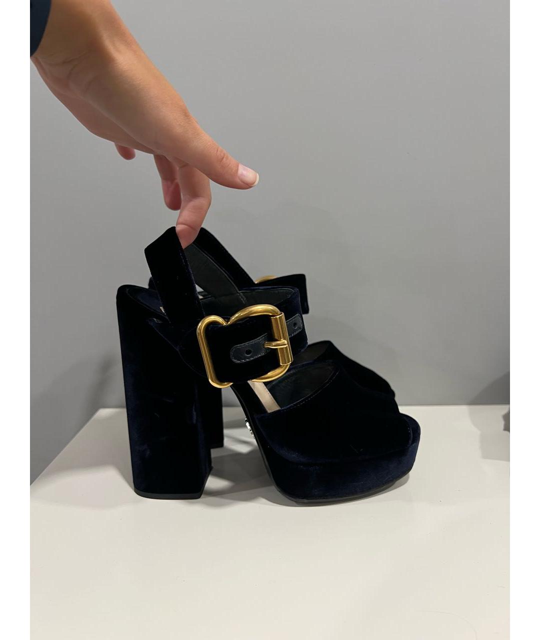 PRADA Темно-синие бархатные босоножки, фото 5