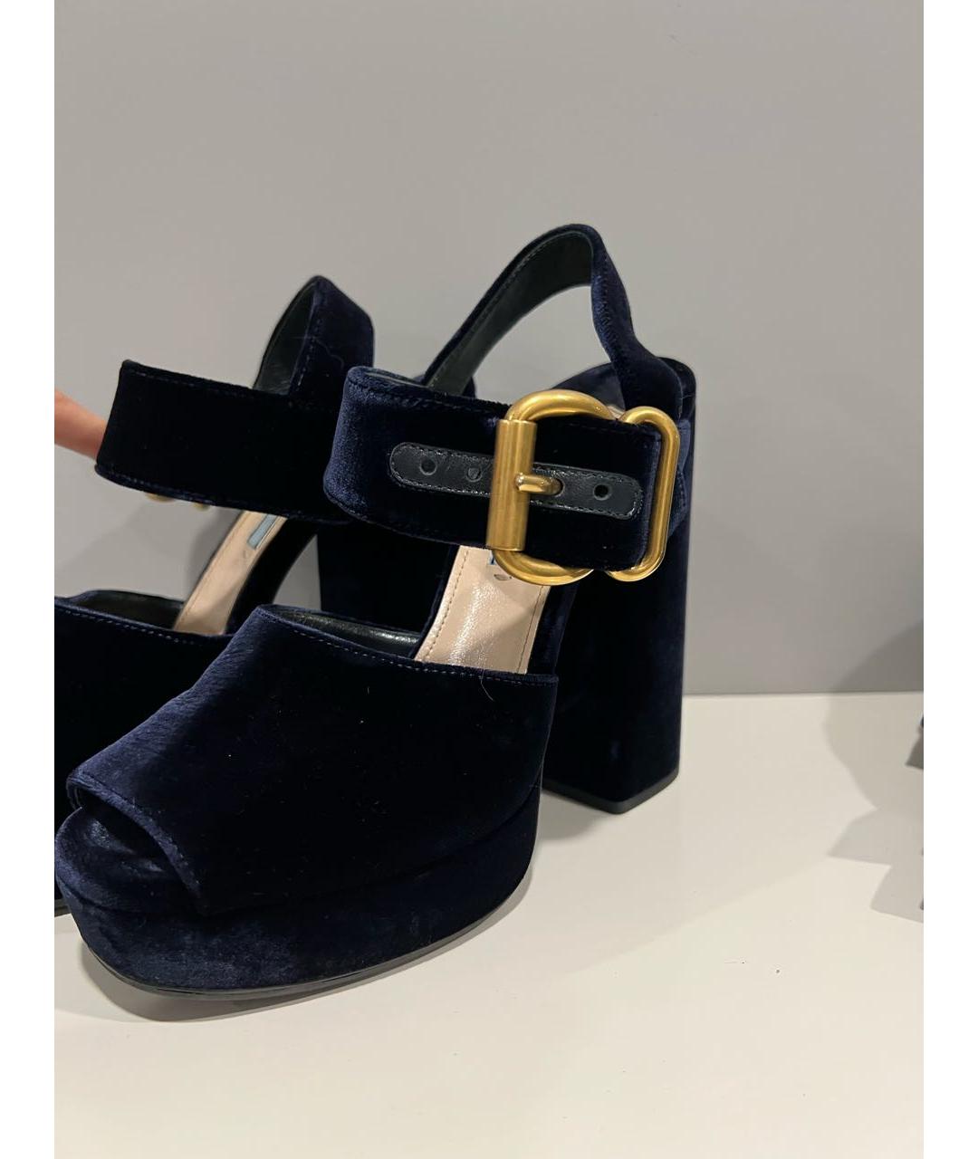 PRADA Темно-синие бархатные босоножки, фото 6