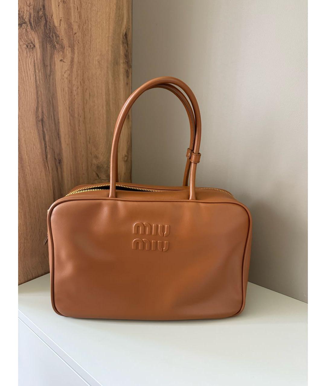 MIU MIU Коричневая кожаная сумка с короткими ручками, фото 3