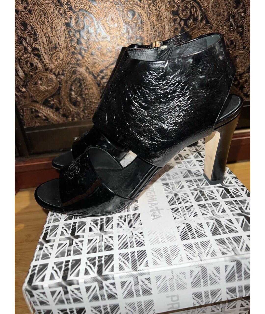CHANEL Черные босоножки из лакированной кожи, фото 5