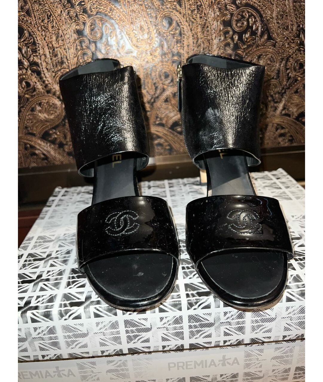 CHANEL Черные босоножки из лакированной кожи, фото 2