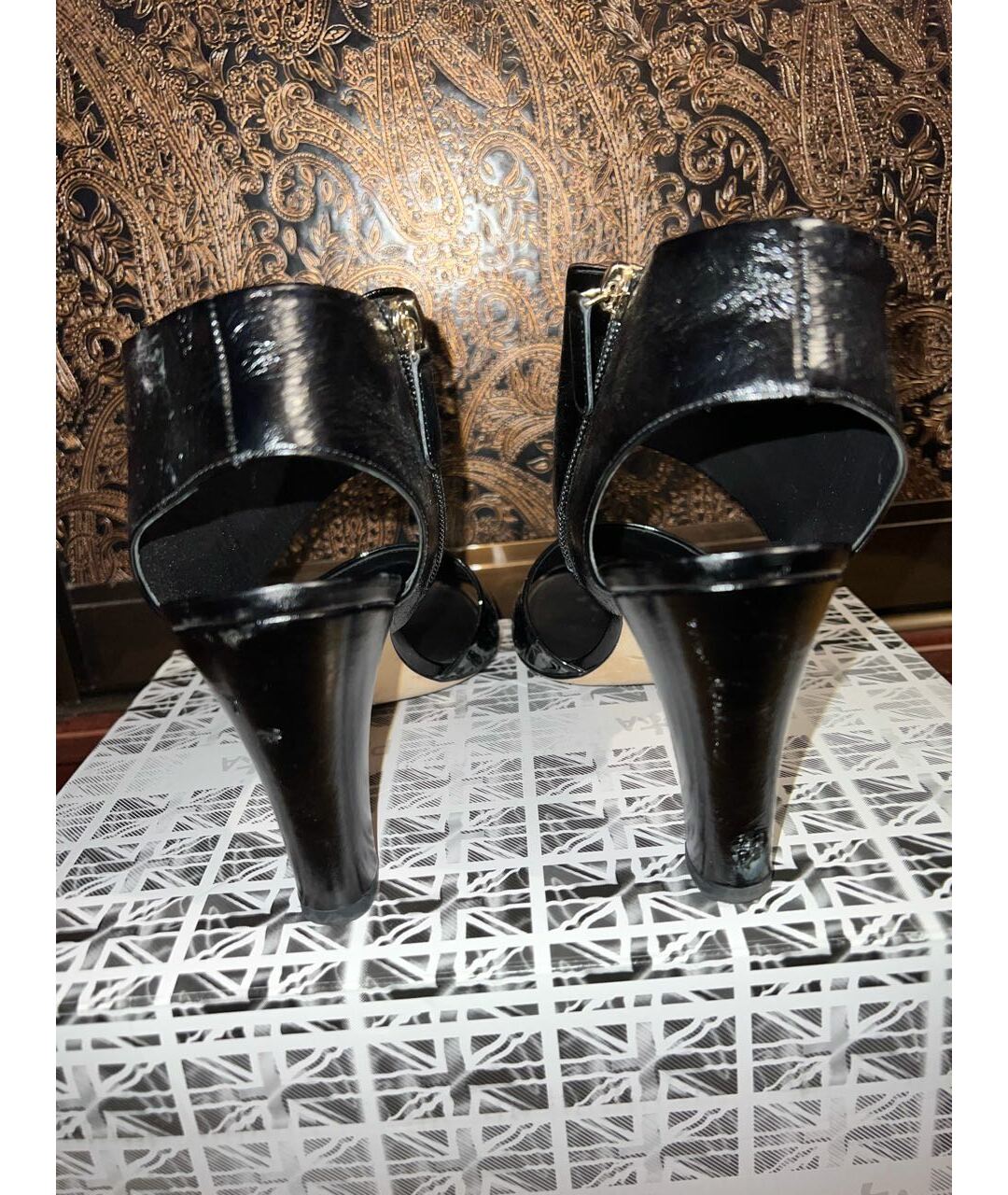 CHANEL Черные босоножки из лакированной кожи, фото 3