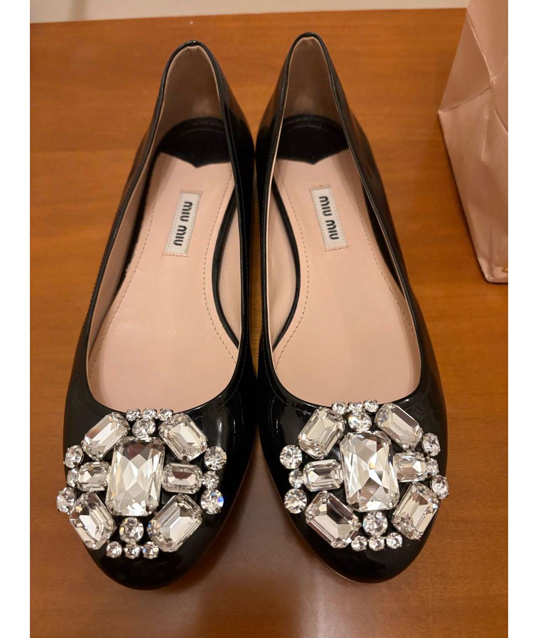MIU MIU Черные балетки из лакированной кожи, фото 2