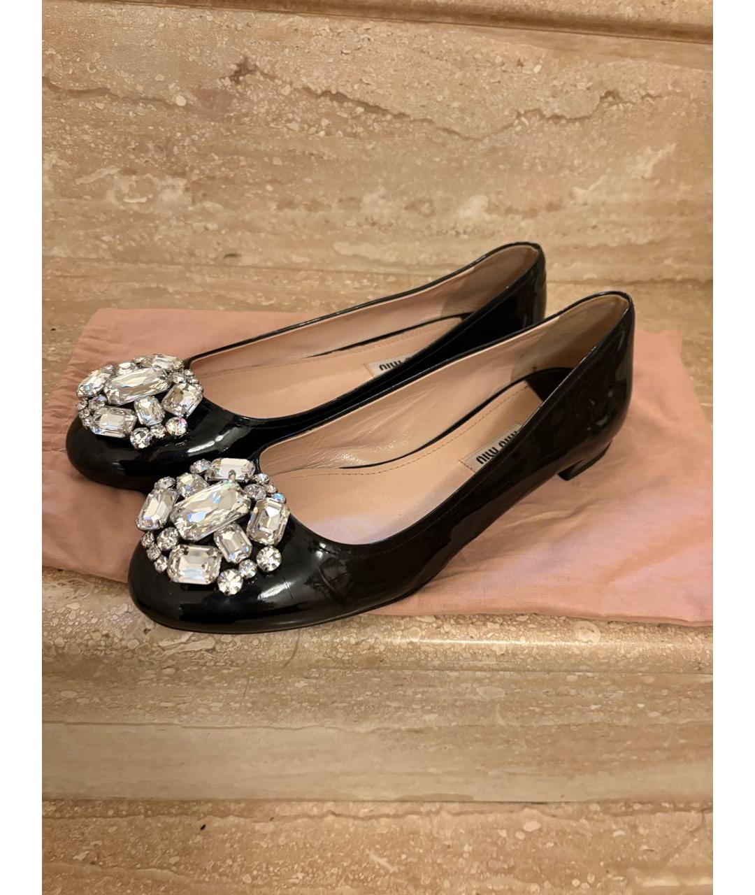 MIU MIU Черные балетки из лакированной кожи, фото 7