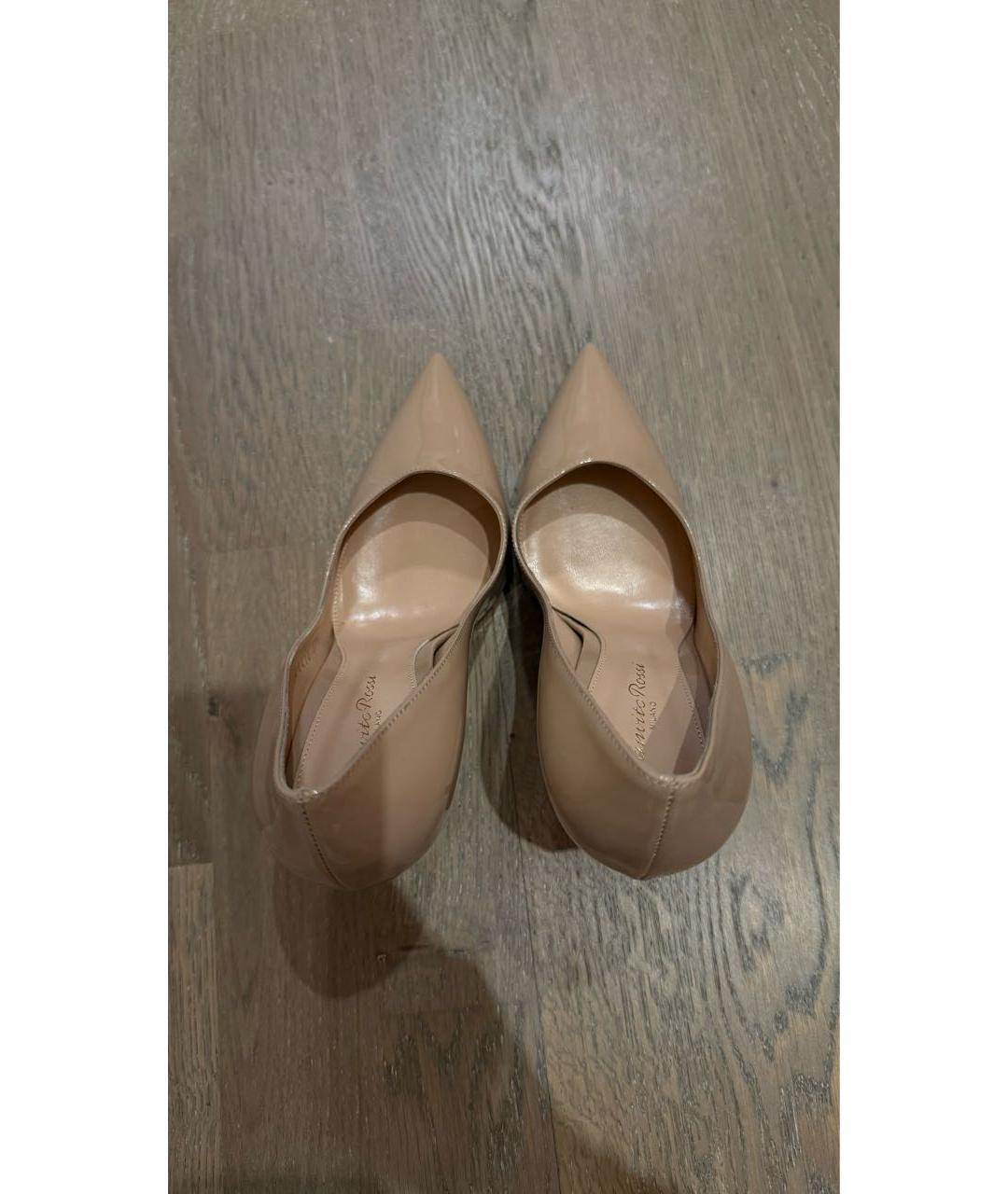 GIANVITO ROSSI Бежевые туфли из лакированной кожи, фото 3