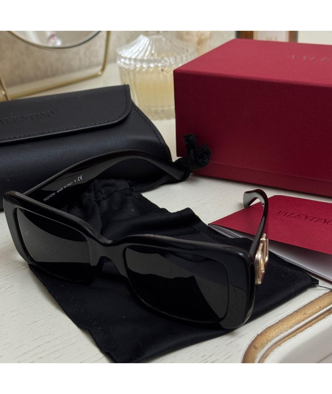 VALENTINO Черные пластиковые солнцезащитные очки, фото 4
