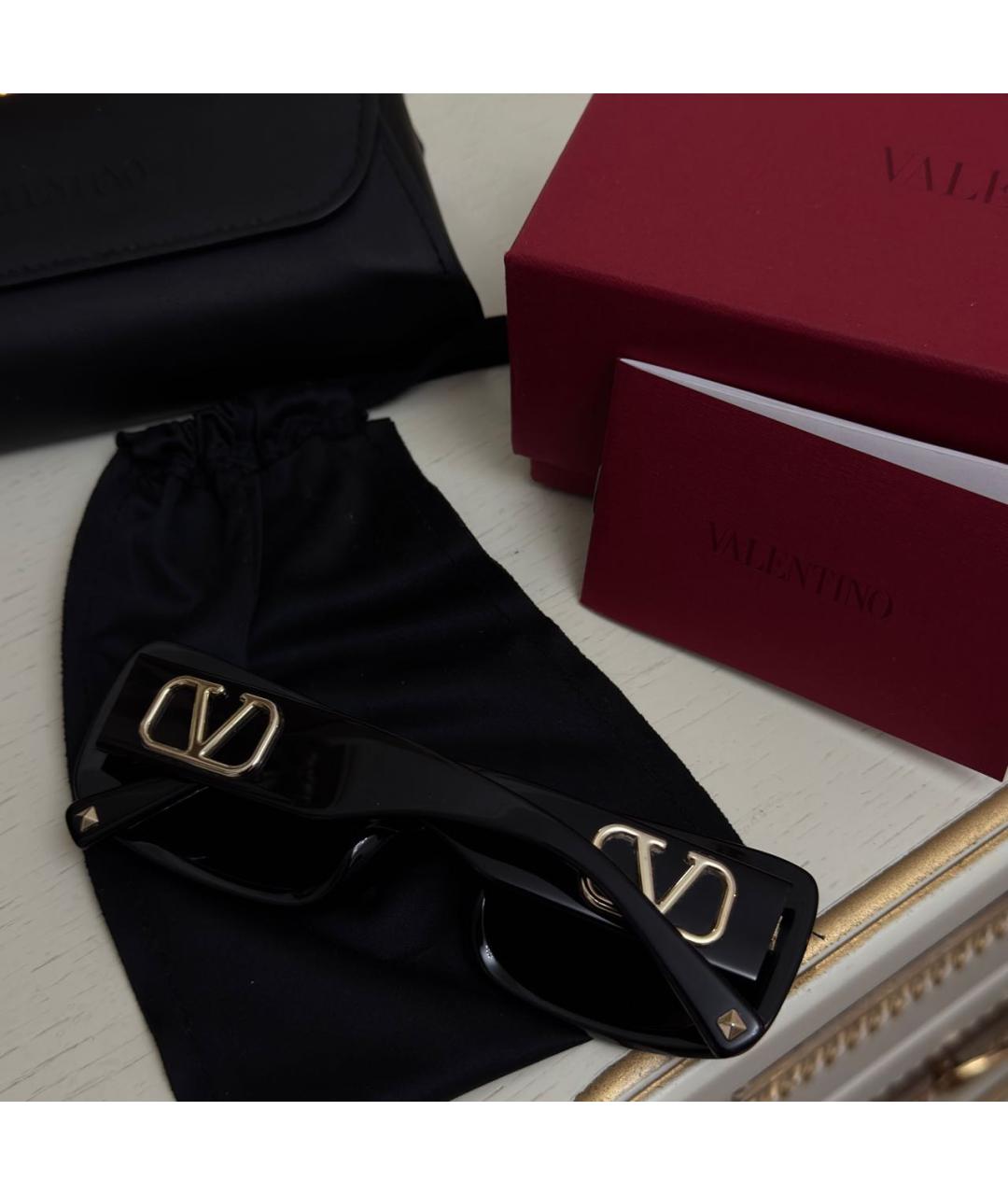 VALENTINO Черные пластиковые солнцезащитные очки, фото 3