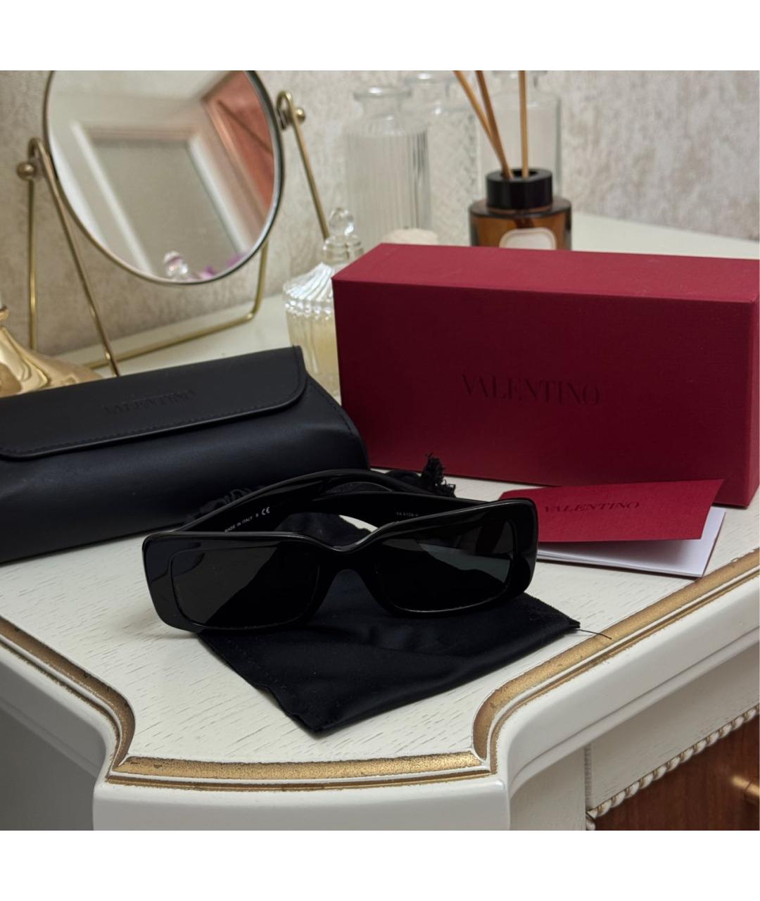 VALENTINO Черные пластиковые солнцезащитные очки, фото 2