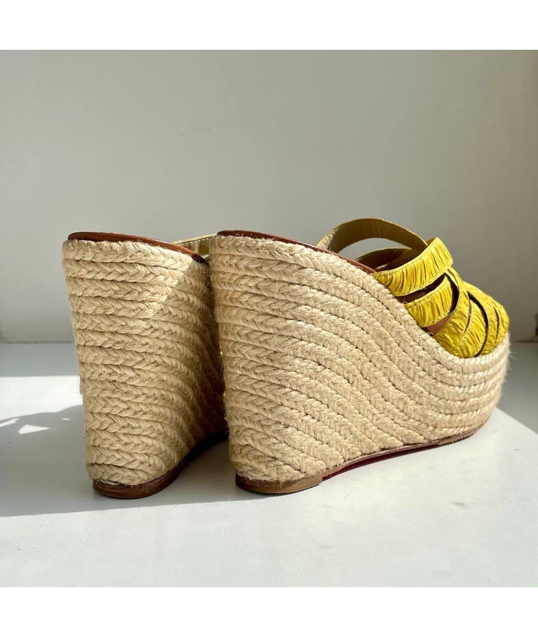 CHRISTIAN LOUBOUTIN Горчичные текстильные сабо, фото 4
