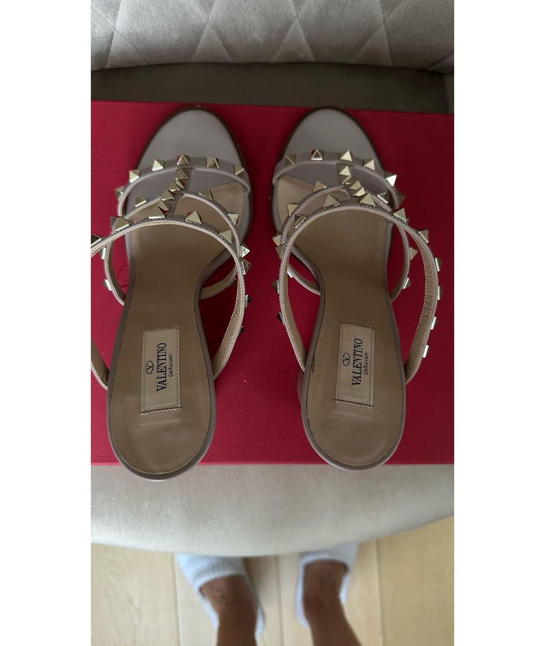 VALENTINO Бежевые кожаные босоножки, фото 3