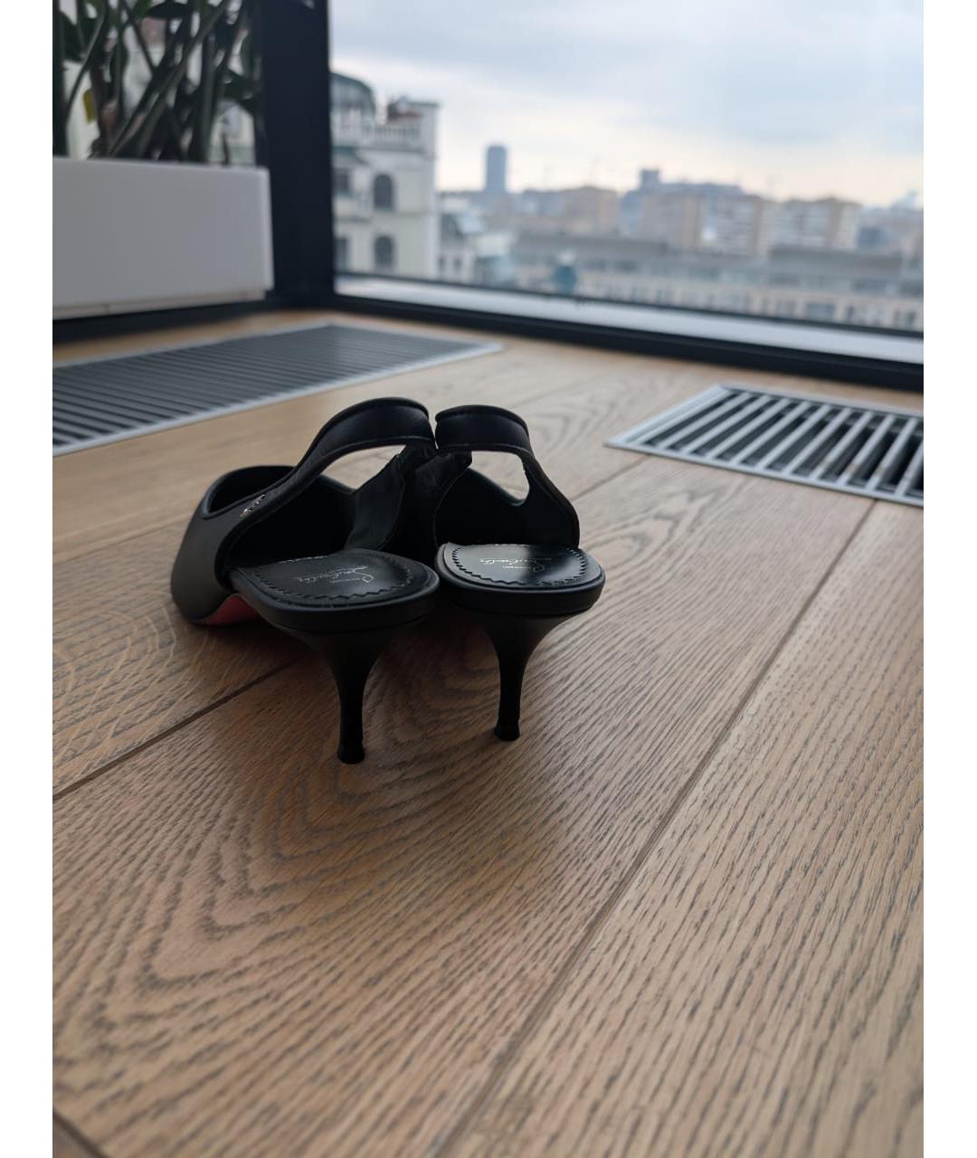 CHRISTIAN LOUBOUTIN Черные кожаные лодочки на низком каблуке, фото 8