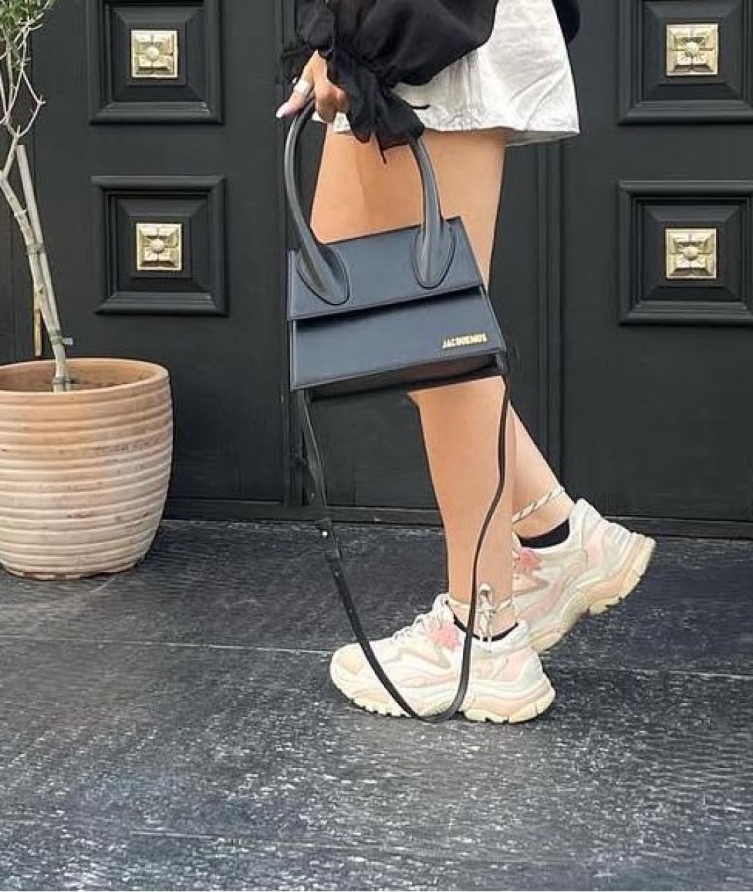 JACQUEMUS Черная кожаная сумка через плечо, фото 3