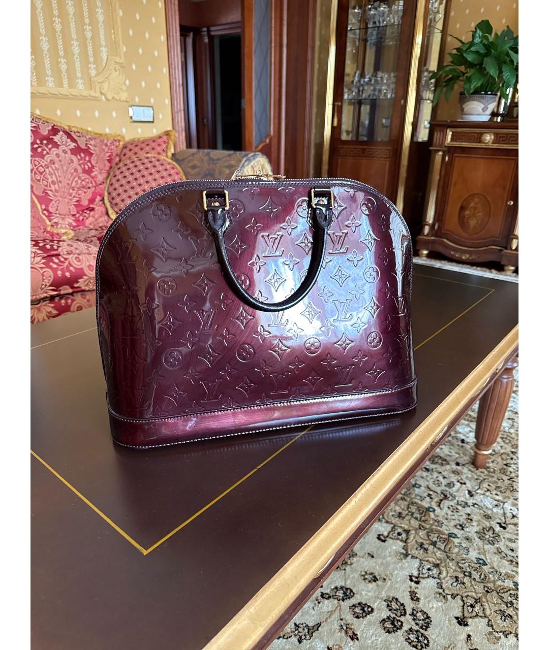 LOUIS VUITTON Бордовая сумка с короткими ручками из лакированной кожи, фото 6