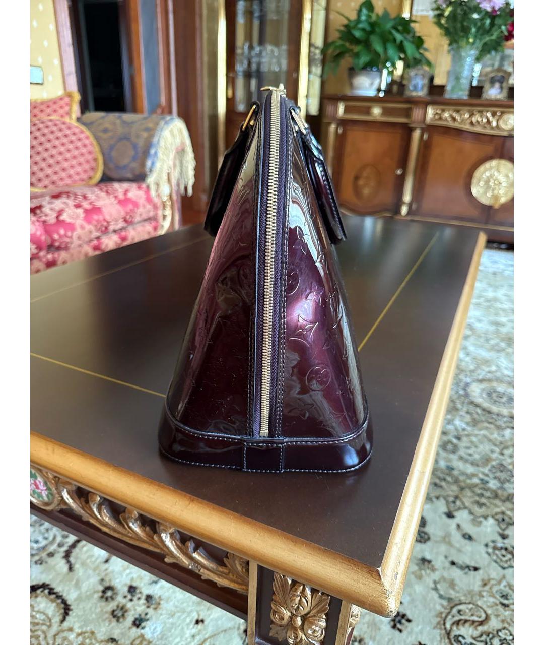 LOUIS VUITTON Бордовая сумка с короткими ручками из лакированной кожи, фото 3